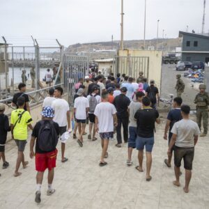 Le gouvernement prend le contrôle du port de Ceuta pour la « prise en charge humanitaire » des immigrés