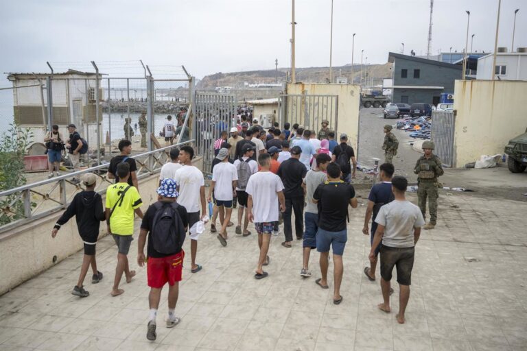 Le gouvernement prend le contrôle du port de Ceuta pour la « prise en charge humanitaire » des immigrés