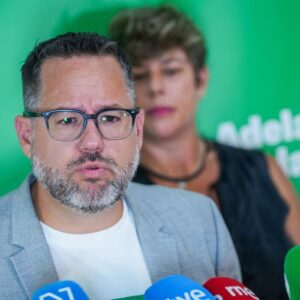 Adelante accuse Moreno de s'être « agenouillé » devant Vox en « refusant » aux mineurs migrants d'arriver en Andalousie