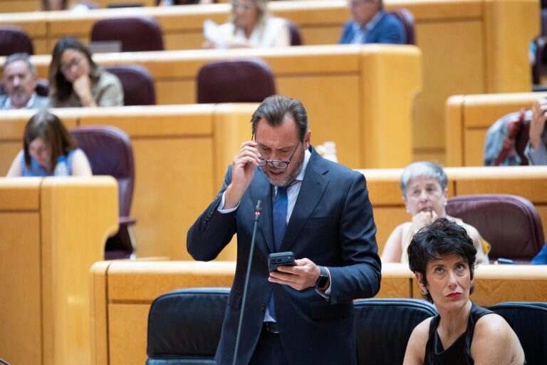 Le PP critique le « camp » de migrants dans le port de Ceuta et Puente précise qu' »une tente n'est pas un bâtiment »