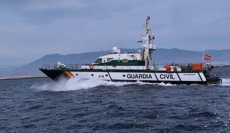 La Garde civile renforce la surveillance à Las Chafarinas avec un véhicule de patrouille après l'arrivée de 34 migrants