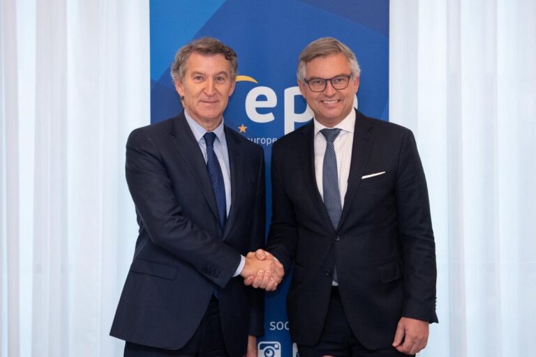 Feijóo rencontrera jeudi à Madrid le commissaire européen à l'intérieur pour discuter de « l'urgence migratoire à Ceuta »