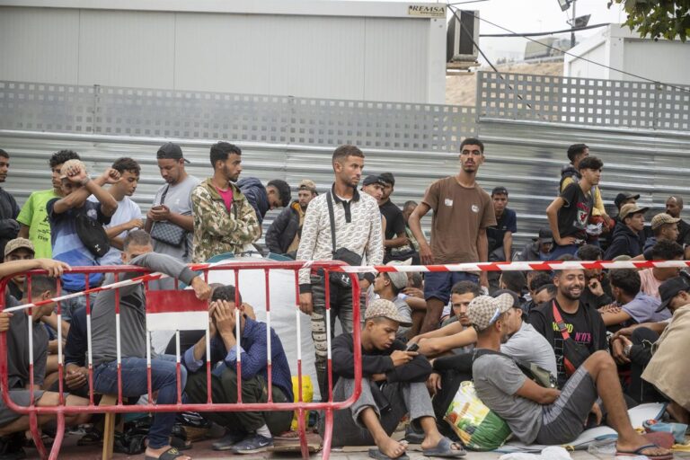 Plus de 860 migrants de Ceuta sont hébergés dans une nouvelle installation temporaire équipée