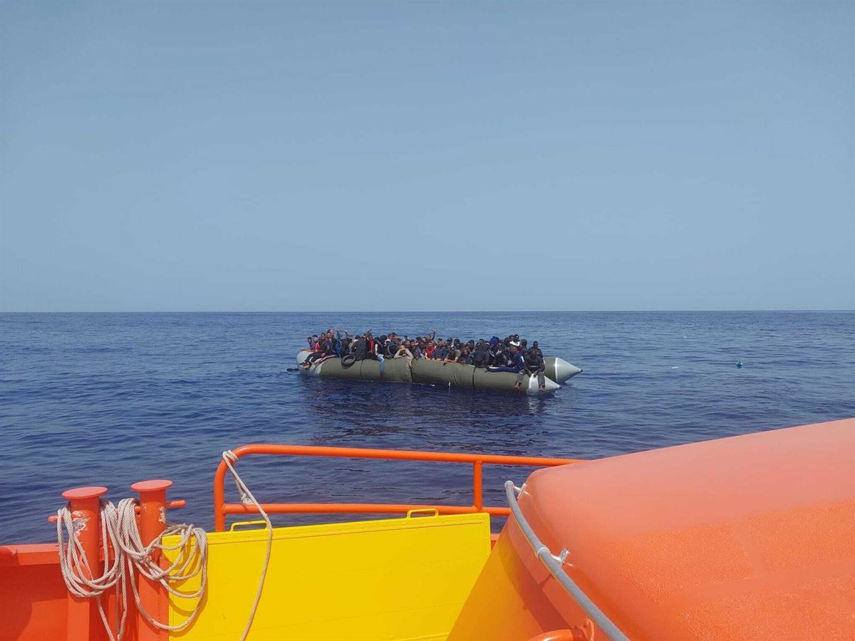 Maritime Rescue intercepte deux bateaux avec 148 migrants à environ 60 milles au nord de Lanzarote