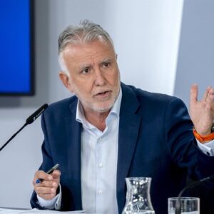 Torres défend le transfert de près de 1 000 migrants des rues de Ceuta pour accélérer leur retour au Maroc