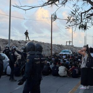 Quelque 240 agents composent le dispositif de transfert des immigrants vers le port de Ceuta soutenu par des drones
