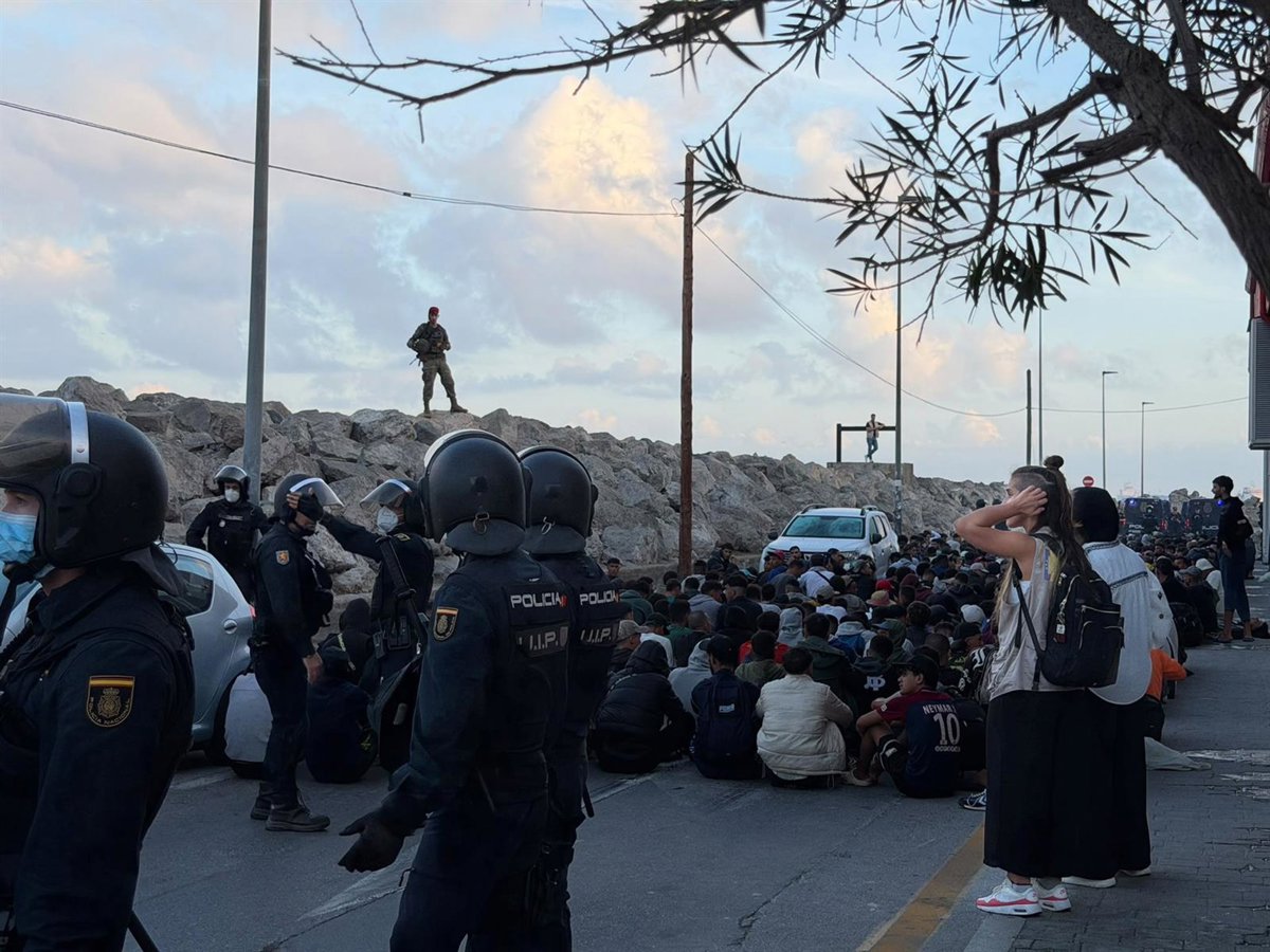 Quelque 240 agents composent le dispositif de transfert des immigrants vers le port de Ceuta soutenu par des drones