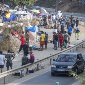 La police donne une heure aux migrants du Trampolín pour démanteler les marchés illégaux