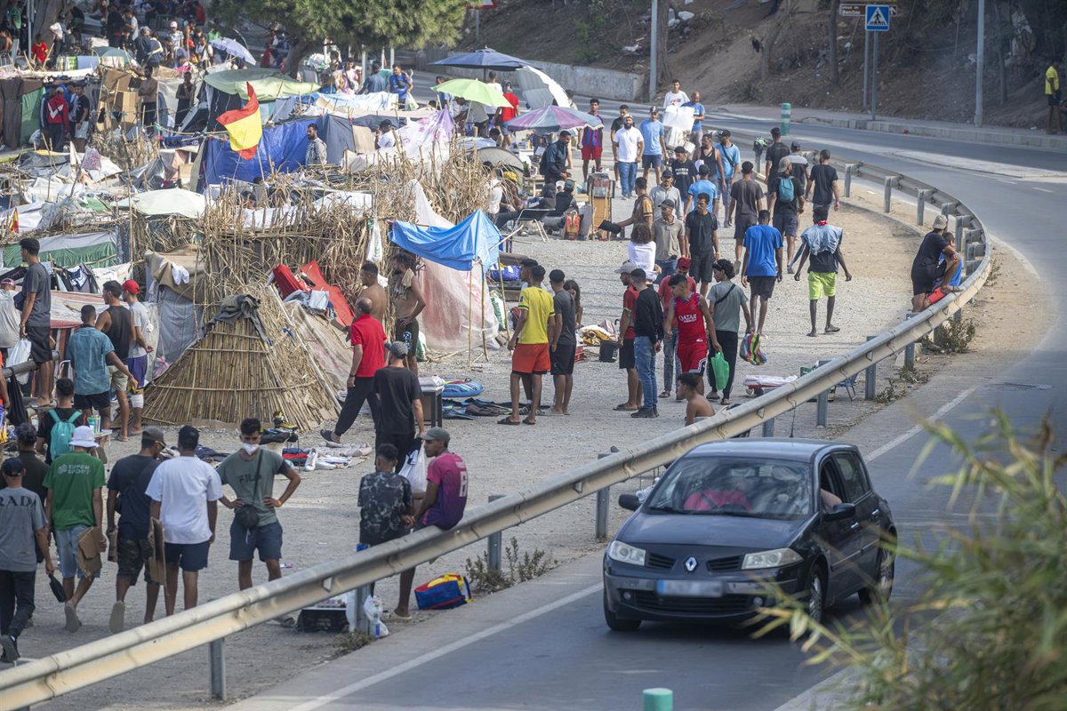 La police donne une heure aux migrants du Trampolín pour démanteler les marchés illégaux