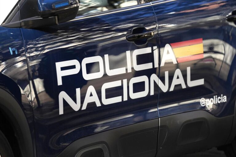 Trois occupants d'un bateau arrivant à Lanzarote arrêtés pour avoir violé une femme pendant la traversée