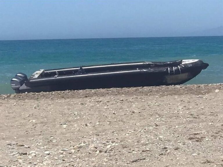 Trois blessés légers soignés depuis un bateau avec dix immigrants arrivant sur une plage d'Almería