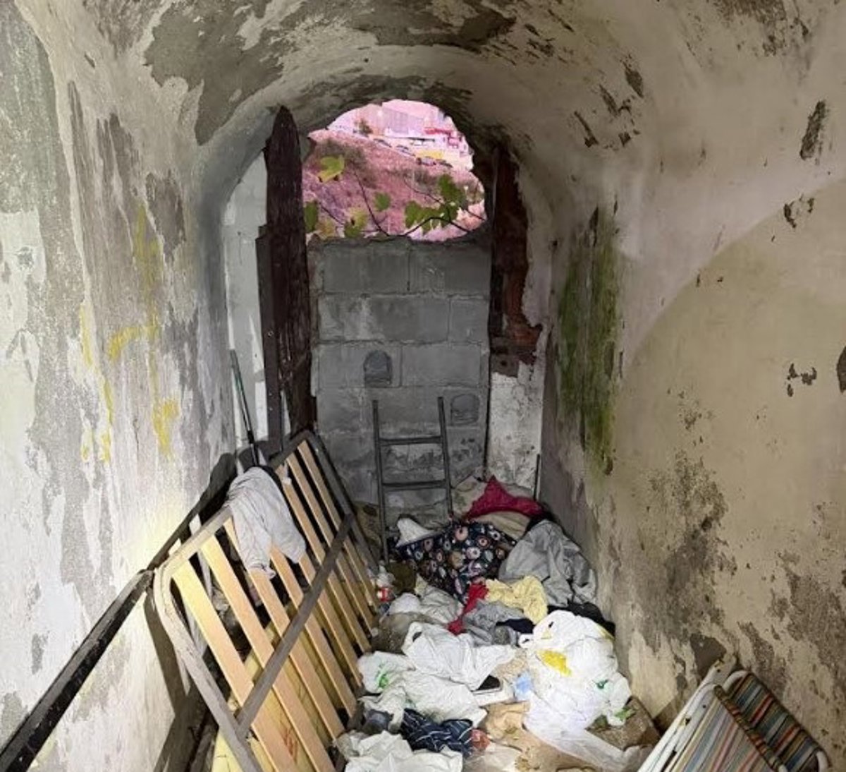 Les pompiers découvrent un campement d'immigrés dans un ancien tunnel militaire à Ceuta