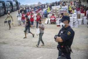 Trois personnes arrêtées sur la plage Trampolín de Ceuta accusées d'avoir tenté d'enlever deux filles migrantes