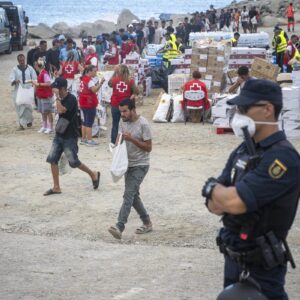 Trois personnes arrêtées sur la plage Trampolín de Ceuta accusées d'avoir tenté d'enlever deux filles migrantes