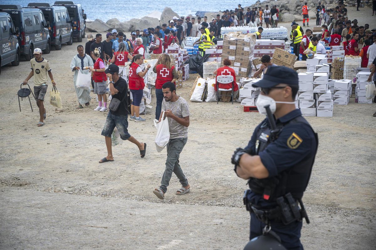 Trois personnes arrêtées sur la plage Trampolín de Ceuta accusées d'avoir tenté d'enlever deux filles migrantes