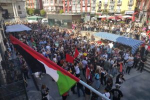 Des milliers de personnes défilent à Santander contre le fascisme et en soutien aux migrants : « Bienvenue »