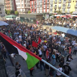 Des milliers de personnes défilent à Santander contre le fascisme et en soutien aux migrants : « Bienvenue »