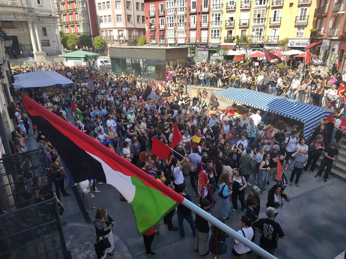 Des milliers de personnes défilent à Santander contre le fascisme et en soutien aux migrants : "Bienvenue"