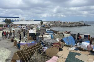 La police expulse le campement autour de l'usine de dessalement de Ceuta et regroupe plusieurs immigrants