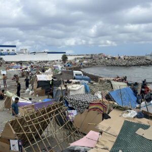 La police expulse le campement autour de l'usine de dessalement de Ceuta et regroupe plusieurs immigrants