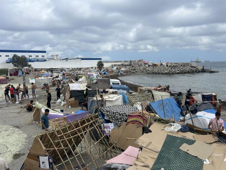 La police expulse le campement autour de l'usine de dessalement de Ceuta et regroupe plusieurs immigrants