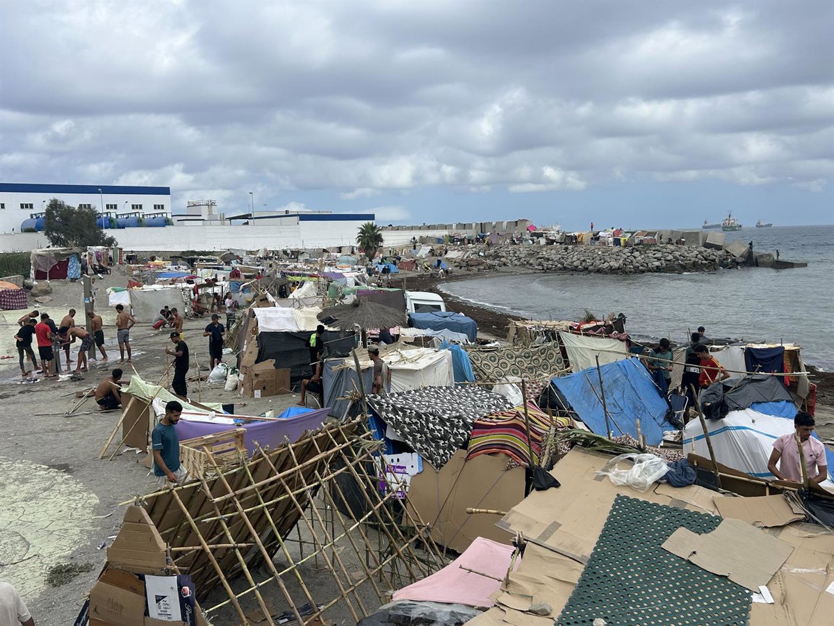 La police expulse le campement autour de l'usine de dessalement de Ceuta et regroupe plusieurs immigrants