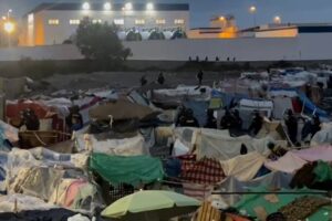 Une trentaine d'immigrés parviennent à échapper au cordon policier de Benítez lors du transfert au CATE de Ceuta