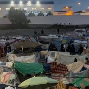 Une trentaine d'immigrés parviennent à échapper au cordon policier de Benítez lors du transfert au CATE de Ceuta