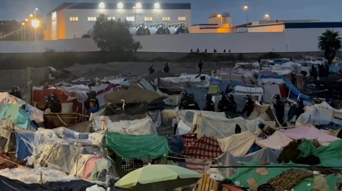 Une trentaine d'immigrés parviennent à échapper au cordon policier de Benítez lors du transfert au CATE de Ceuta