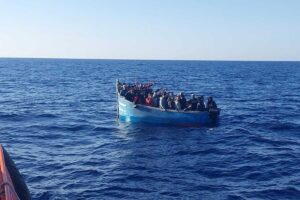 Les secours maritimes interceptent un bateau avec 52 migrants à environ treize milles de Lanzarote