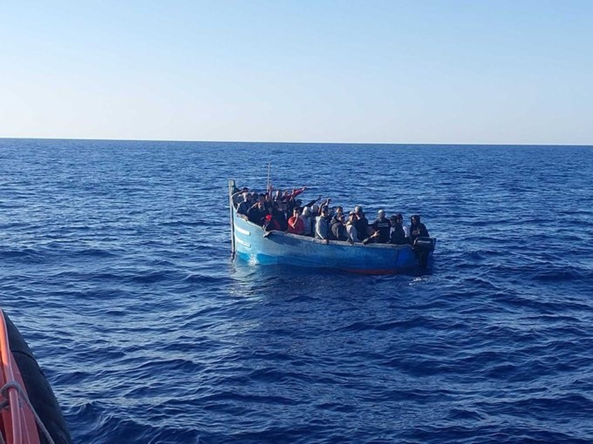 Les secours maritimes interceptent un bateau avec 52 migrants à environ treize milles de Lanzarote