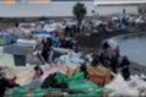 Expulsion par la police sur la plage Benítez, à Ceuta, avec des dizaines de migrants en fuite