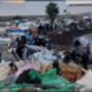 Expulsion par la police sur la plage Benítez, à Ceuta, avec des dizaines de migrants en fuite