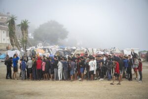 Près d'une centaine de mineurs migrants se rassemblent à El Trampolín pour exiger l'entrée dans les centres d'accueil