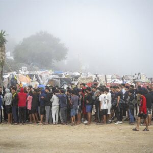 Près d'une centaine de mineurs migrants se rassemblent à El Trampolín pour exiger l'entrée dans les centres d'accueil