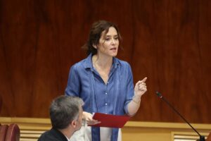 Ayuso qualifie Vox de « ruine et populiste » et accuse les immigrés et les personnes vulnérables de la crise du logement
