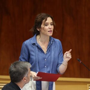 Ayuso qualifie Vox de « ruine et populiste » et accuse les immigrés et les personnes vulnérables de la crise du logement