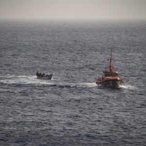 Deux des 48 migrants arrivés ce vendredi à Cayuco à El Hierro sont transférés à l'hôpital