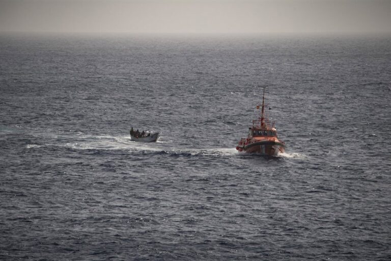 Deux des 48 migrants arrivés ce vendredi à Cayuco à El Hierro sont transférés à l'hôpital