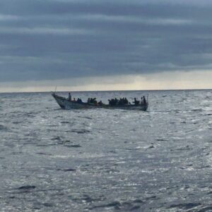 Ils localisent un bateau avec 55 immigrants à bord dans les eaux proches d'El Hierro