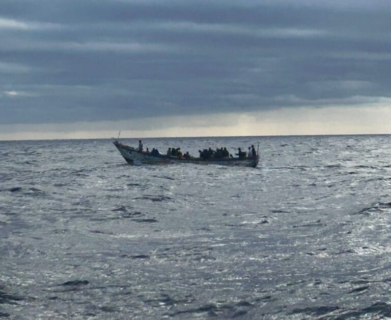 Ils localisent un bateau avec 55 immigrants à bord dans les eaux proches d'El Hierro