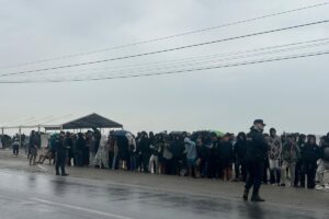 Plus de 50 mineurs immigrés non accompagnés attendent sous la pluie à Guano (Ceuta) leur transfert vers un centre d'accueil