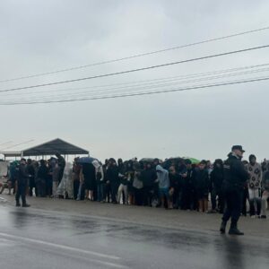 Plus de 50 mineurs immigrés non accompagnés attendent sous la pluie à Guano (Ceuta) leur transfert vers un centre d'accueil