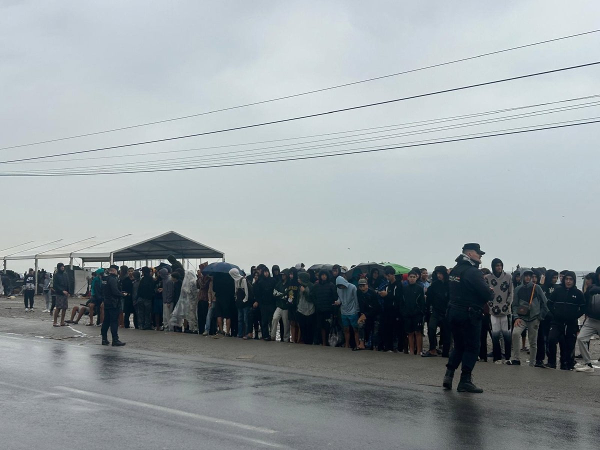Plus de 50 mineurs immigrés non accompagnés attendent sous la pluie à Guano (Ceuta) leur transfert vers un centre d'accueil