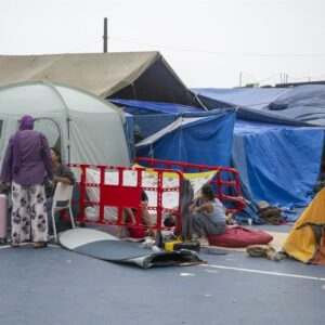Transfert d'un groupe de 300 femmes au nouveau camp provisoire de cavalerie de Ceuta