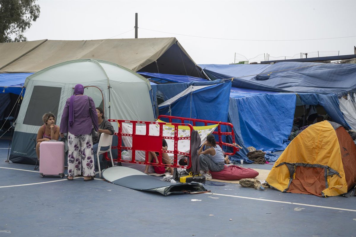 Transfert d'un groupe de 300 femmes au nouveau camp provisoire de cavalerie de Ceuta