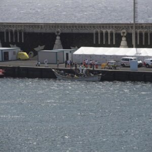 Ils escortent un cayuco avec 74 migrants à 42,5 kilomètres de La Restinga (El Hierro)