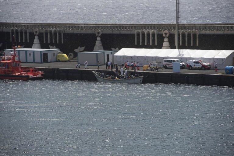 Ils escortent un cayuco avec 74 migrants à 42,5 kilomètres de La Restinga (El Hierro)