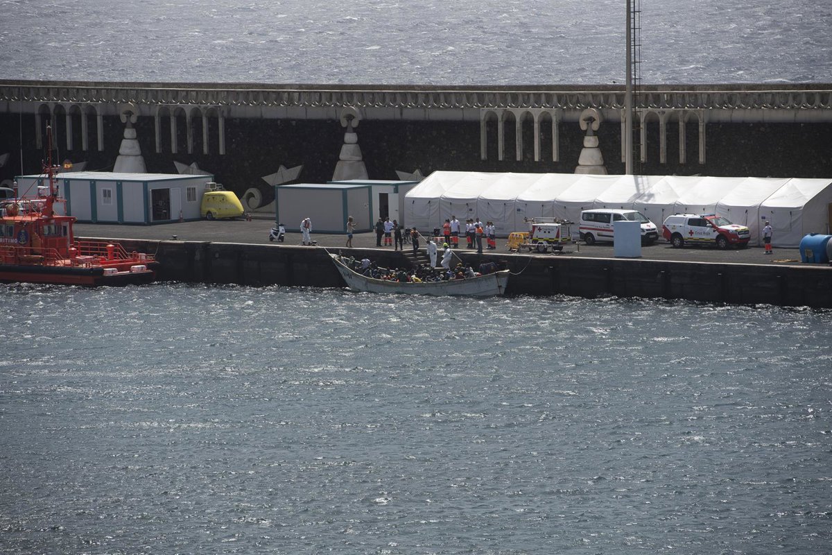 Ils escortent un cayuco avec 74 migrants à 42,5 kilomètres de La Restinga (El Hierro)
