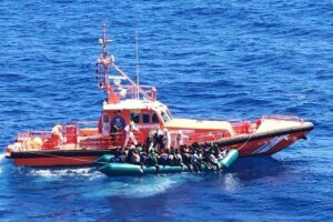 Maritime Rescue intercepte un nouveau bateau pneumatique au nord-est de Lanzarote avec 78 immigrants subsahariens